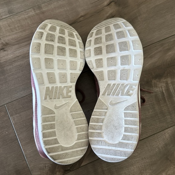 Size 7.5 Nike Women’s Tanjun - Picture 7 of 7